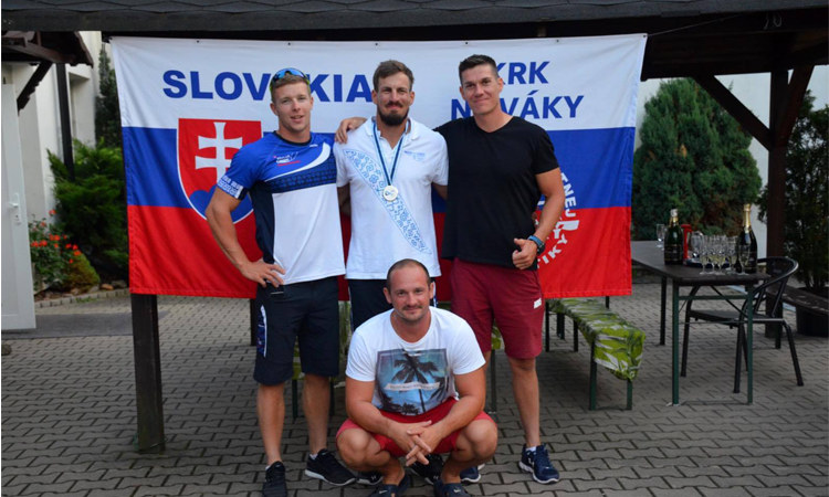 Peter GELLE s oddielovými kolegami po zisku striebornej medaily.